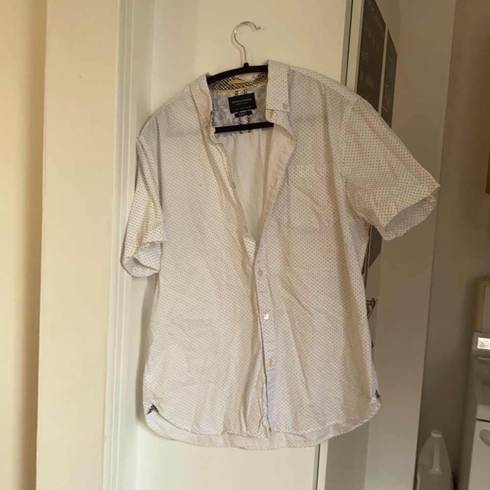 Men’s white and blue patterned short sleeve button down